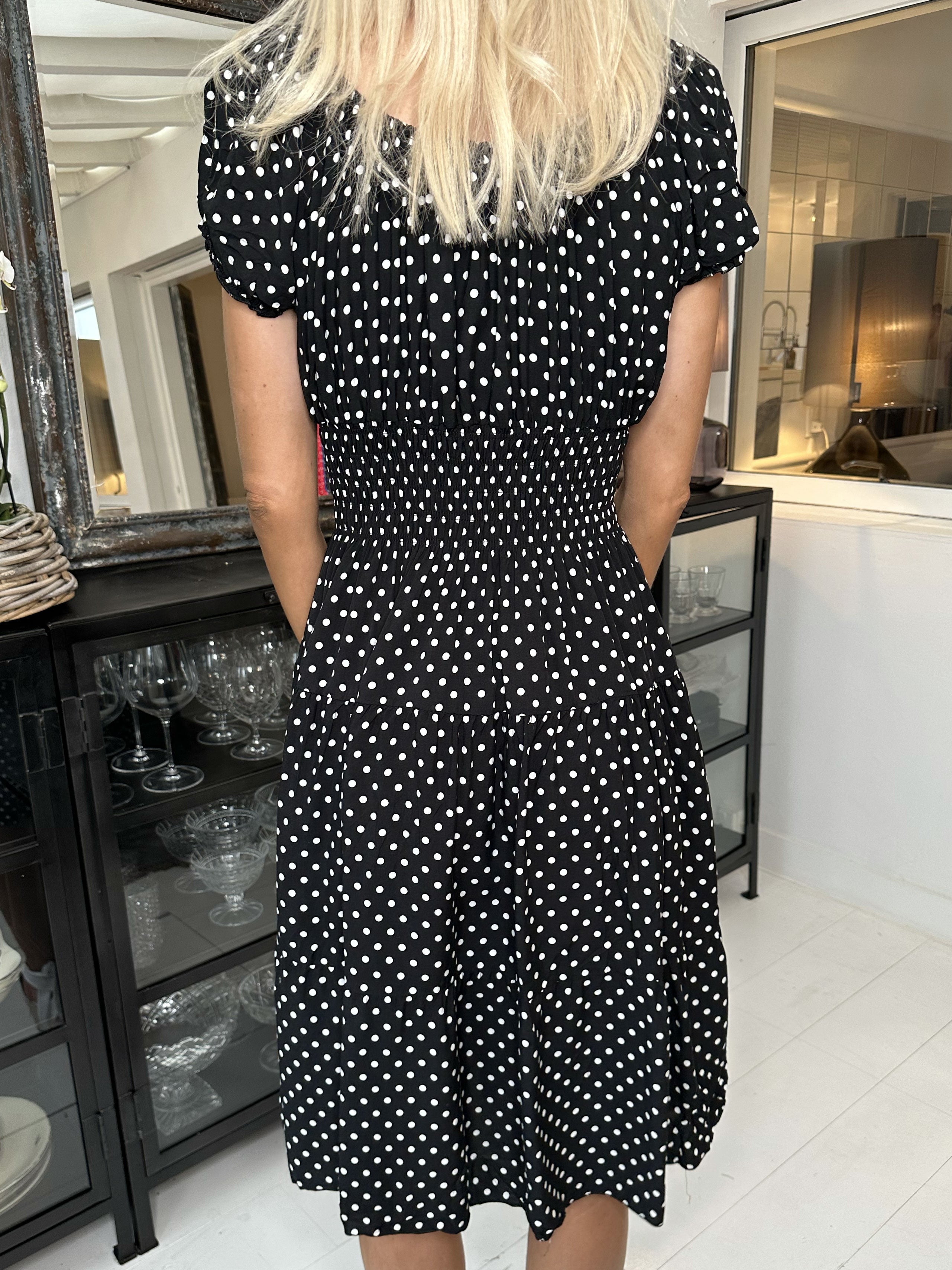 Finalia dot short - Söt klänning med prickar och elastisk midja